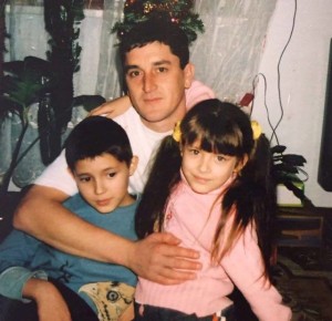 Володимир Колтун з дітьми удома. Фото з сімейного альбому.