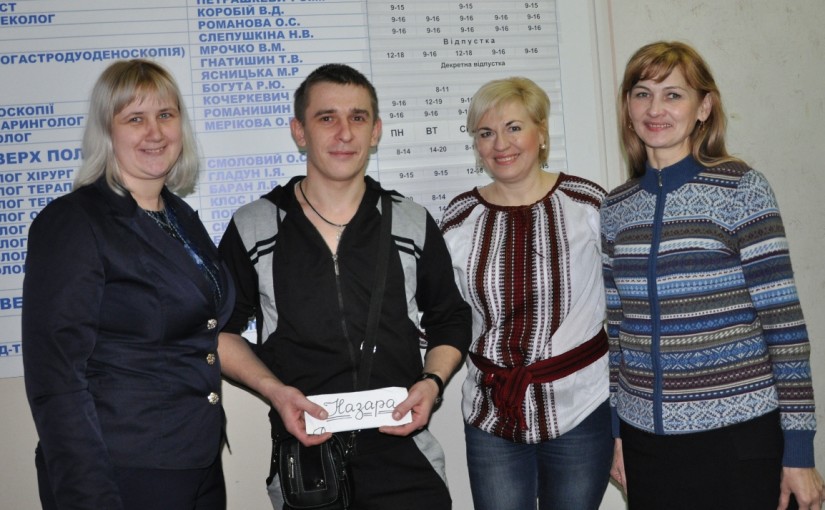 Яворинки провідали пораненого на війні Назара Романишина й передали йому кошти на лікування