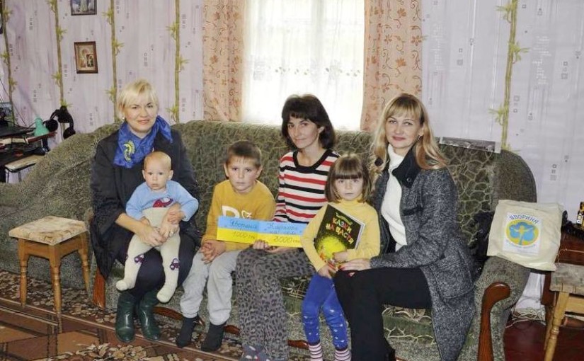 Ірина Сех та Наталія Сервило відвідали родину учасника війни Івана Шкробута із благодійною допомогою