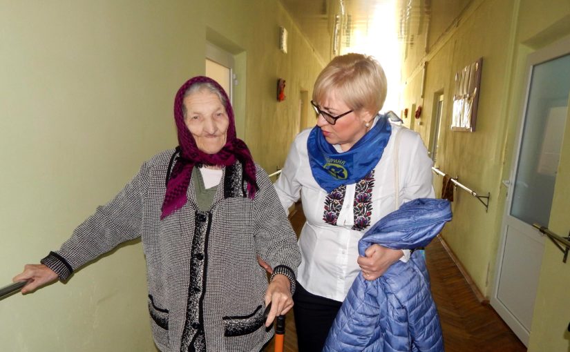 Ірина Сех та отець Руслан Жигіль відвідали геріатричний заклад в Заболотцях