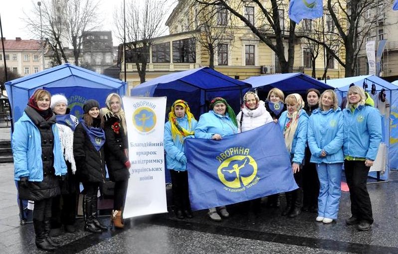 У Львові яворинки ярмаркували, щоб потішити дітей героїв подарунками до Миколая