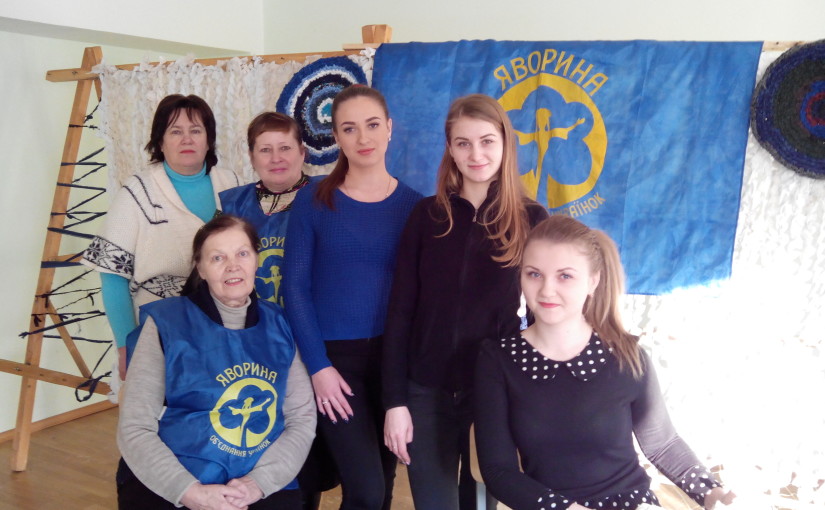 Київська «Яворина» мобілізує жіноцтво на плетення маскувальних сіток для фронту